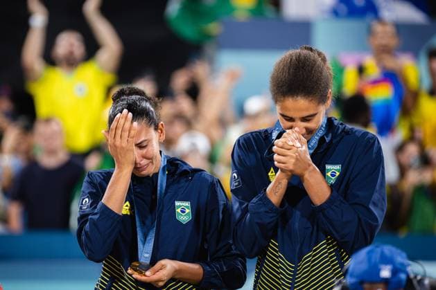 Brazil vs Canada women&amp; 39;s beach volleyb PARIS, IF - 10.08.2024: BRAZIL VS CANADA WOMEN& 39;S BEACH VOLLEYB - Beach volleyball, Beachvolleyball - Paris 2024 Olympics - Brazil (Ana Patricia and Duda) x Canada (Melissa and Brandie) in a match valid for the final of the women& 39;s doubles competition, held at the Eiffel Tower Arena, in Paris, France, this Friday (09) (Photo: Luca Castro Fotoarena) x2591418x  LucaxCastro