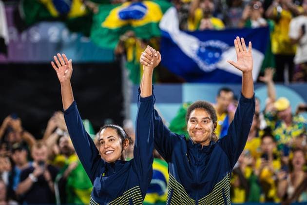 Brazil vs Canada women&amp; 39;s beach volleyb PARIS, IF - 10.08.2024: BRAZIL VS CANADA WOMEN& 39;S BEACH VOLLEYB - Beach volleyball, Beachvolleyball - Paris 2024 Olympics - Brazil (Ana Patricia and Duda) x Canada (Melissa and Brandie) in a match valid for the final of the women& 39;s doubles competition, held at the Eiffel Tower Arena, in Paris, France, this Friday (09) (Photo: Luca Castro Fotoarena) x2591423x  LucaxCastro