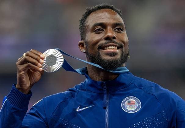 Athletics - Olympics Games Paris 2024: Day 14 Silver medalist Kenneth Bednarek of Team United States celebrates on the podium during the Men s 200m medal ceremonyon day fourteen of the Olympic Games, Olympische Spiele, Olympia, OS Paris 2024 at Stade de France on August 09, 2024 in Paris, France. Paris France  Copyright: xAndrzejxIwanczukx originalFilename:iwanczuk-athletic240809_np7sP.jpg
