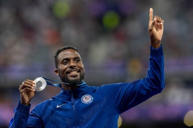 Athletics - Olympics Games Paris 2024: Day 14 Silver medalist Kenneth Bednarek of Team United States celebrates on the podium during the Men s 200m medal ceremonyon day fourteen of the Olympic Games, Olympische Spiele, Olympia, OS Paris 2024 at Stade de France on August 09, 2024 in Paris, France. Paris France  Copyright: xAndrzejxIwanczukx originalFilename:iwanczuk-athletic240809_nphIj.jpg