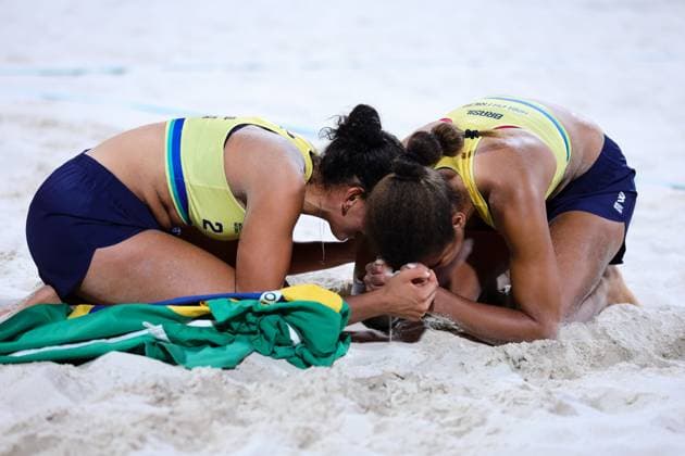 PARIS, FRANCE - AUGUST 09: Brazil (AnaPatricia Duda) react to winning Gold during the Women™s Beach volleyball, Beachvolleyball Final, Paris 2024 Olympic Games, Olympische Spiele, Olympia, OS between between Brazil (AnaPatricia Duda) and Canada (Melissa Brandie) at the Eiffel Tower Centre Court on August 09, 2024 in Paris, France. (Photo by Pete Dovgan Speed Media Icon Sportswire) OLYMPICS: AUG 09 Paris 2024 EDITORIAL USE ONLY Icon2408090411