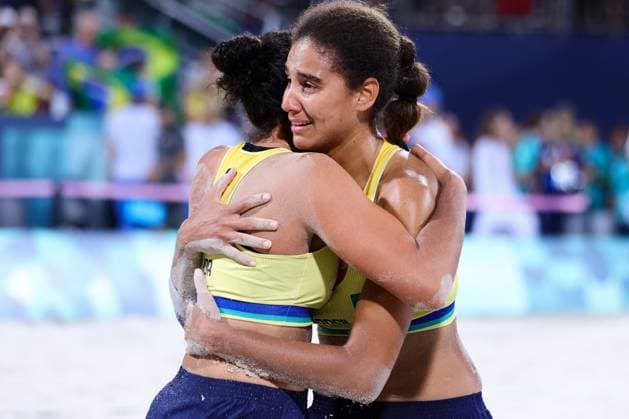 PARIS, FRANCE - AUGUST 09: Brazil (AnaPatricia Duda) react to winning Gold during the Women™s Beach volleyball, Beachvolleyball Final, Paris 2024 Olympic Games, Olympische Spiele, Olympia, OS between between Brazil (AnaPatricia Duda) and Canada (Melissa Brandie) at the Eiffel Tower Centre Court on August 09, 2024 in Paris, France. (Photo by Pete Dovgan Speed Media Icon Sportswire) OLYMPICS: AUG 09 Paris 2024 EDITORIAL USE ONLY Icon2408090414