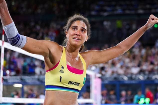 PARIS, FRANCE - AUGUST 09: Ana Patricia Silva Ramos of Team Brazil reacts to winning Gold during the Women™s Beach volleyball, Beachvolleyball Final, Paris 2024 Olympic Games, Olympische Spiele, Olympia, OS between between Brazil (AnaPatricia Duda) and Canada (Melissa Brandie) at the Eiffel Tower Centre Court on August 09, 2024 in Paris, France. (Photo by Pete Dovgan Speed Media Icon Sportswire) OLYMPICS: AUG 09 Paris 2024 EDITORIAL USE ONLY Icon2408090420