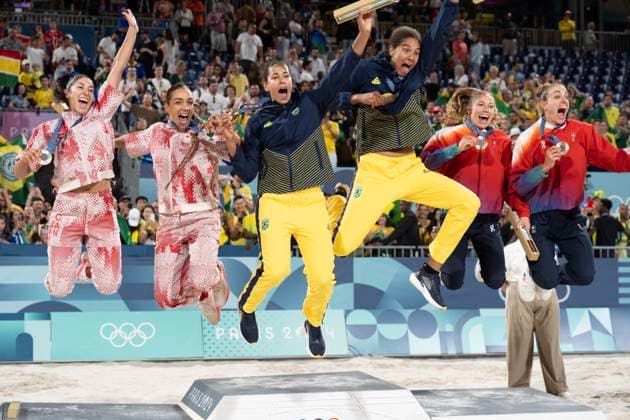 August 10, 2024, Paris, France: Silver medalists Canada s Melissa Humana-Paredes and Brandie Wilkerson, left to right, gold medalists Brazil s Eduarda Santos Lisboa and Ana Patricia Silva Ramos and bronze medalists Switzerland s Nina Brunner and Tanja Hueberli jump off the podium after the medal presentation for Beach volleyball, Beachvolleyball at the Summer Olympics, Saturday August 10, 2024 in Paris. Brandie Wilkerson Melissa Humana-Paredes..  - ZUMAc35_ 20240810_zaf_c35_003 Copyright: xAdrianxWyldx