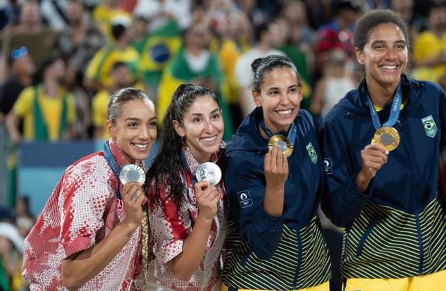August 10, 2024, Paris, France: Silver medalists, Canada s Brandie Wilkerson (left) and Melissa Humana-Paredes stand on the podium with gold medalists Brazil s Eduarda Santos Lisboa and Ana Patricia Silva Ramos following the Beach volleyball, Beachvolleyball final on Saturday, August 10, 2024 in Paris. Brandie Wilkerson Melissa Humana-Paredes Ana Patricia Silva Ramos Eduarda Santos Lisboa ..  - ZUMAc35_ 20240810_zaf_c35_004 Copyright: xAdrianxWyldx