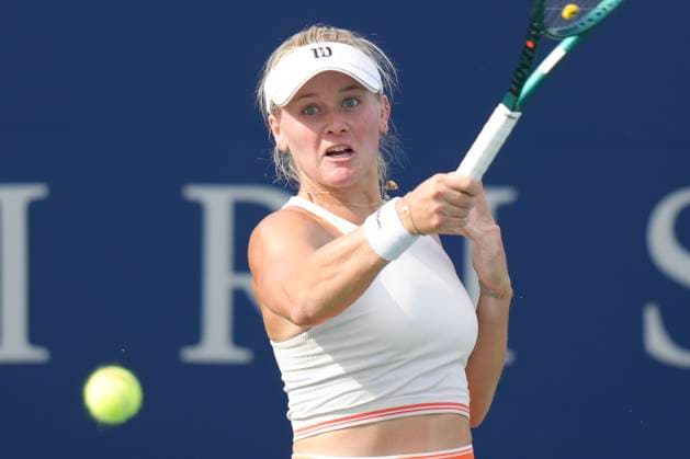 August 9, 2024, Toronto, On, CAN: Peyton Stearns of the United States hits a return during her win over Victoria Azarenka of Belarus at the National Bank Open in Toronto on Friday, August 9, 2024. Peyton Stearns  - ZUMAc35_ 20240809_zaf_c35_206 Copyright: xChrisxYoungx
