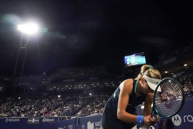 August 9, 2024, Toronto, On, CAN: Katie Boulter of Great Britain towels off the grip on her racket during her match against Aryna Sabalenka of Belarus at the National Bank Open in Toronto on Friday, August 9, 2024. Katie Boulter  - ZUMAc35_ 20240809_zaf_c35_219 Copyright: xChrisxYoungx