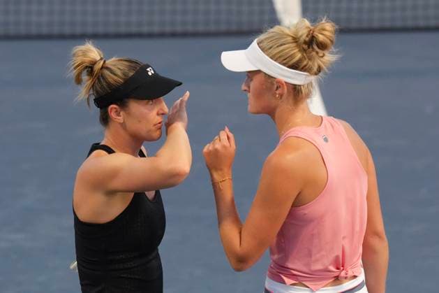 August 9, 2024, Toronto, On, CAN: Gabriela Dabrowski of Canada (left) and doubles partner Erin Routliffe of New Zealand confer during their match against Magda Linette of Poland and Peyton Stearns fo the United States at the National Bank Open in Toronto on Friday, August 9, 2024. Canada s Gabriela Dabrowski : Erin Routliffe  - ZUMAc35_ 20240809_zaf_c35_233 Copyright: xChrisxYoungx