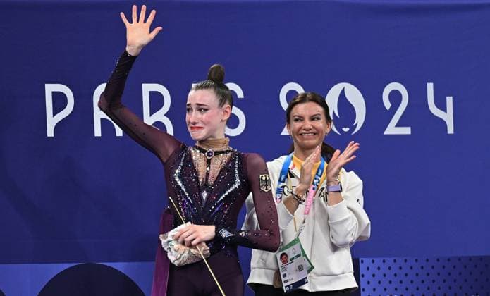 Sport Themen der Woche KW32 (240809) -- PARIS, Aug. 9, 2024 -- Darja Varfolomeev (L) of Germany greets the spectators after the individual all-around final of Rhythmic gymnastics, Rhythmische Sportgymnastik, RSG at the Paris 2024 Olympic Games, Olympische Spiele, Olympia, OS in Paris, France, Aug. 9, 2024. ) (PARIS2024) FRANCE-PARIS-OLY-RHYTHMIC GYMNASTICS ChengxMin 