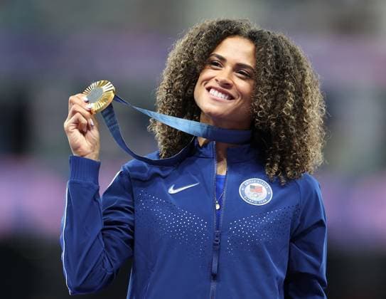 (240809) -- PARIS, Aug. 9, 2024 -- Gold medalist Sydney McLaughlin-Levrone of United States reacts during the victory ceremony of the women s 400m hurdles of Athletics at the Paris 2024 Olympic Games, Olympische Spiele, Olympia, OS in Paris, France, Aug. 9, 2024. ) (PARIS2024) FRANCE-PARIS-OLY-ATHLETICS-400M HURDLES-WOMEN LixYing 