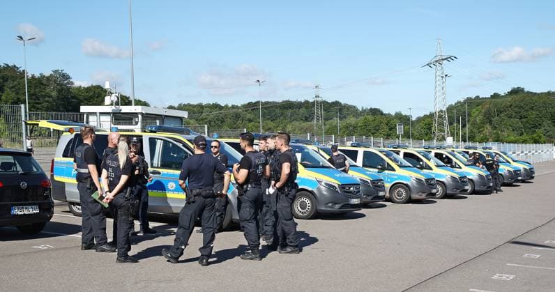 10 08 2024, xmohx, Soccer 2 Bundesliga, SV Elversberg 1 FC Köln emspor, v l Police DFL DFB REGULATIONS PROHIBIT ANY USE OF PHOTOGRAPHS as IMAGE SEQUENCES and or QUASI VIDEO Elversberg