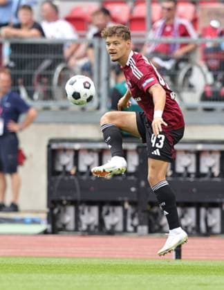 10 08 2024 Soccer Season 2024 2025 2 Soccer Bundesliga 02 Matchday 1 FC Nürnberg FCN Club FC Schalke 04 S04 Knappen Sportfoto Zink DaMa xdaxmax DFL regulations prohibit any use of photographs as image sequences and or quasi video only for editorial use Jannik Hofmann 43, 1 FC Nürnberg FCN Freisteller Einzelbild