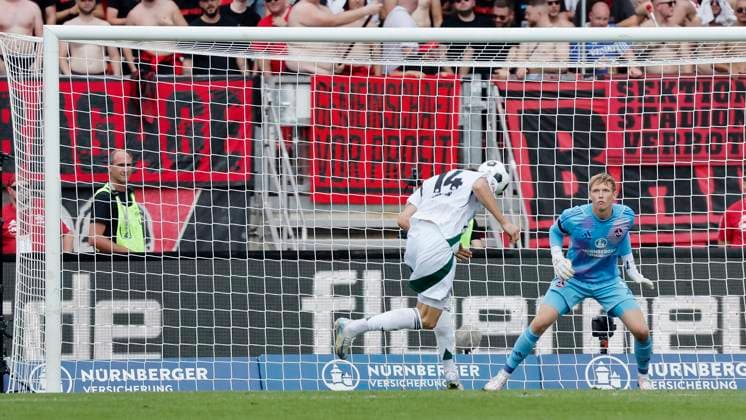 v l Janik Bachmann Schalke, 14 gets free in front of goalkeeper Jan Reichert 1 FC Nuernberg, 1 for header 10 08 2024, Soccer, 2 Bundesliga, 2 Matchday, 1 FC Nuernberg FC Schalke 04, GER, Nuernberg, Max Morlock Stadion, DFL REGULATIONS PROHIBIT ANY USE OF PHOTOGRAPHS AS IMAGE SEQUENCES AND OR QUASI VIDEO Copyright: HMBxMedia xHeikoxBecker