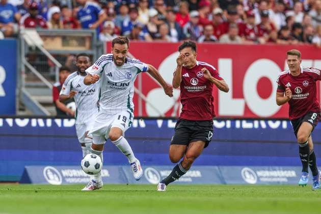 10 08 2024, Football, Season 2024 2025, 2 Bundesliga, 2 Matchday, 1 FC Nürnberg FC Schalke 04, f l Kenan Karaman FC Schalke 04 , Jens Castrop 1 FC Nürnberg Nuremberg Max Morlock Stadion Bayern Germany xRHR PHOTO TRx Copyright: TimxRehbein RHR-FOTOx RHR-FOTO TR