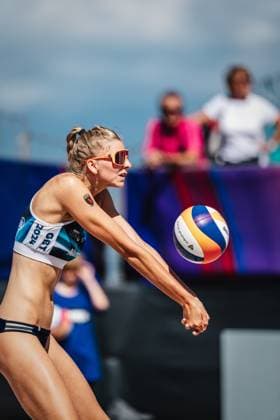 Beach volleyball women Allianz German Beach Tour 2024 Tour stop Kühlungsborn 10 08 2024 Nele Barber takes the ball Kühlungsborn Beach at the pier Mecklenburg Western Pomerania Germany