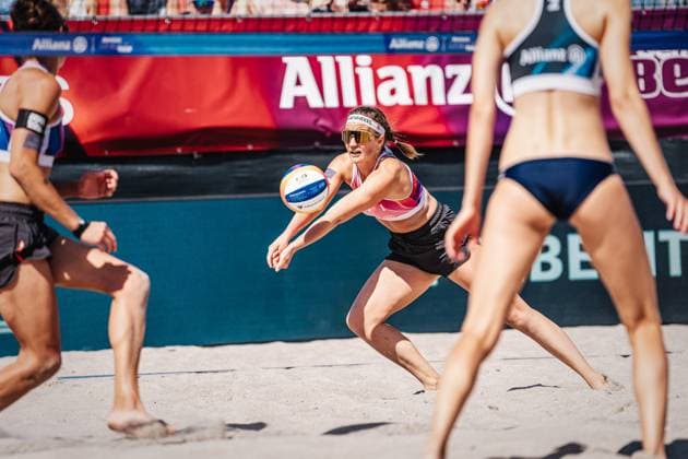 Beach volleyball women Allianz German Beach Tour 2024 Tour stop Kühlungsborn 10 08 2024 Isabel Schneider takes the ball Kühlungsborn beach at the pier Mecklenburg Western Pomerania Germany