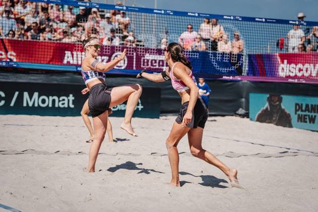 Beach volleyball womens Allianz German Beach Tour 2024 Tour stop Kühlungsborn 10 08 2024 v l Isabel Schneider and Kira Walkenhorst high-five Kühlungsborn beach at the pier Mecklenburg-Vorpommern Germany