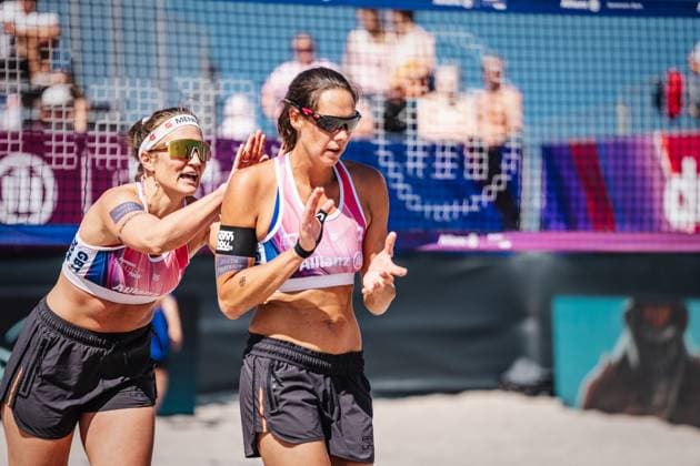 Beach volleyball women Allianz German Beach Tour 2024 Tourstop Kühlungsborn 10 08 2024 v l Isabel Schneider fires up Kira Walkenhorst Kühlungsborn beach at the pier Mecklenburg Vorpommern Germany