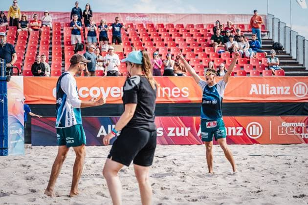 Beach volleyball men Allianz German Beach Tour 2024 Tourstop Kühlungsborn 10 08 2024 f l Niklas Held and Hennes Nissen cheer Kühlungsborn beach at the pier Mecklenburg Vorpommern Germany