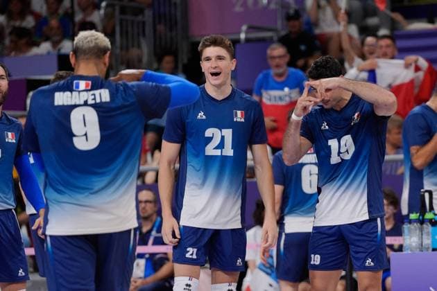 Paris 2024 - Volleyball Final - France vs Poland Earvin Ngapeth of France (9), Theo Faure of France (21) and Yacine Louati of France (19) at the men s volleyball gold medal match between France and Poland during the Paris 2024 Olympic Games, Olympische Spiele, Olympia, OS at the South Paris Arena 1 in Paris, France on August 10, 2024. Photo by Nicolas Gouhier ABACAPRESS.COM Paris France  Copyright: xNicolasxGouhier ABACAx