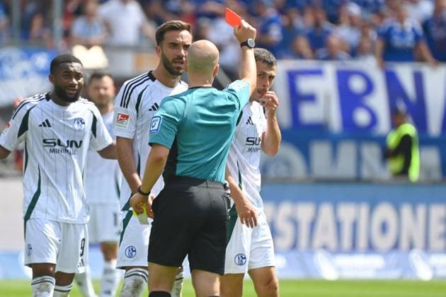Referee Nicolas WINTER shows Ron SCHALLENBERG FC Schalke 04,re the red card,sending off Soccer 2 Bundesliga 1 FC Nuernberg FC Schalke 04 2 Matchday on 10 08 2023 Max Morlock Stadion Nuernberg, Season 2024 25