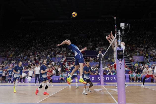 Paris 2024 - Volleyball Final - France vs Poland Men s volleyball gold medal match between France and Poland during the Paris 2024 Olympic Games, Olympische Spiele, Olympia, OS at the South Paris Arena 1 in Paris, France on August 10, 2024. Photo by Nicolas Gouhier ABACAPRESS.COM Paris France  Copyright: xNicolasxGouhier ABACAx