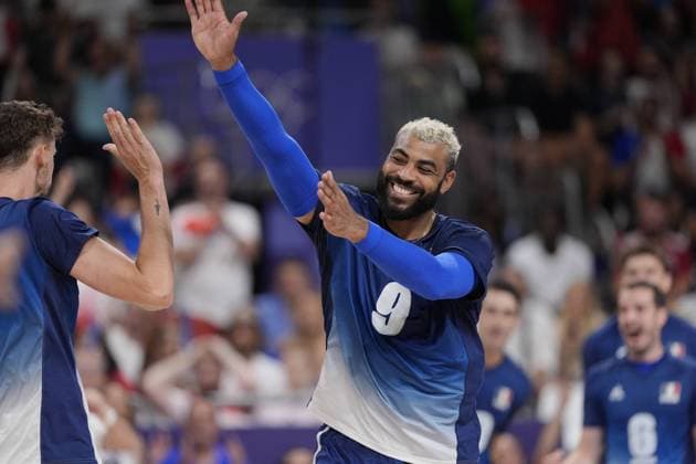 Paris 2024 - Volleyball Final - France vs Poland Earvin Ngapeth of France (9) at the men s volleyball gold medal match between France and Poland during the Paris 2024 Olympic Games, Olympische Spiele, Olympia, OS at the South Paris Arena 1 in Paris, France on August 10, 2024. Photo by Nicolas Gouhier ABACAPRESS.COM Paris France  Copyright: xNicolasxGouhier ABACAx