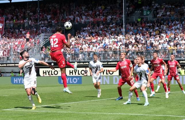 Soccer 2 Bundesliga Season 2024 25 10 08 2024 Ursapharm Arena SV Elversberg elv 1 FC Köln k Damion DOWNS 1 FC Köln , left, heads for goal Soccer 2 Bundesliga SV Elversberg