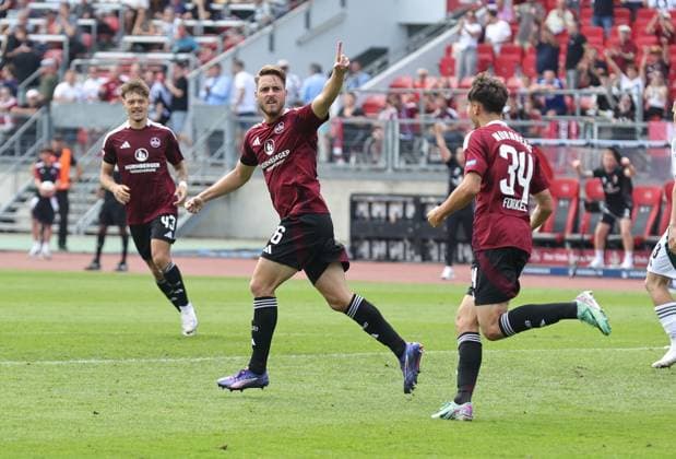 10 08 2024 Soccer Season 2024 2025 2 Soccer Bundesliga 02 Matchday 1 FC Nürnberg FCN Club FC Schalke 04 S04 Knappen Sportfoto Zink DaMa xdaxmax DFL regulations prohibit any use of photographs as image sequences and or quasi video only for editorial use Jubel Freude Torjubel nach Tor zum 1 1 Lukas Schleimer 36, 1 FC Nürnberg FCN jubelt freut sich Torschütze Lukas Schleimer 36, 1 FC Nürnberg FCN