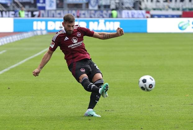 10 08 2024 Soccer Season 2024 2025 2 Soccer Bundesliga 02 Matchday 1 FC Nürnberg FCN Club FC Schalke 04 S04 Knappen Sportfoto Zink DaMa xdaxmax DFL regulations prohibit any use of photographs as image sequences and or quasi video only for editorial use Enrico Valentini 22, 1 FC Nürnberg FCN flankt Flanke