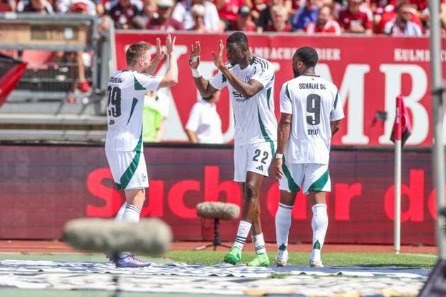 10 08 2024, Football, Season 2024 2025, 2 Bundesliga, 2 Matchday, 1 FC Nürnberg FC Schalke 04, f l Tobias Mohr FC Schalke 04 , Ibrahima Cisse FC Schalke 04 cheer Nuremberg Max Morlock Stadion Bayern Germany xRHR PHOTO TRx Copyright: TimxRehbein RHR-FOTOx RHR-FOTO TR