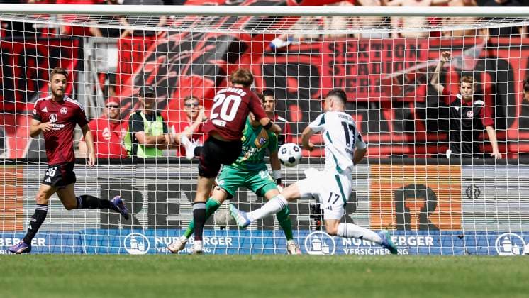 Caspar Jander 1 FC Nuernberg, 20 Goal scored, scores the goal to 2 1, celebrate the goal, Adrian Gantenbein Schalke, 17 comes too late 10 08 2024, Football, 2 Bundesliga, 2 Matchday, 1 FC Nuernberg FC Schalke 04, GER, Nuernberg, Max Morlock Stadion, DFL REGULATIONS PROHIBIT ANY USE OF PHOTOGRAPHS AS IMAGE SEQUENCES AND OR QUASI VIDEO Copyright: HMBxMedia xHeikoxBecker