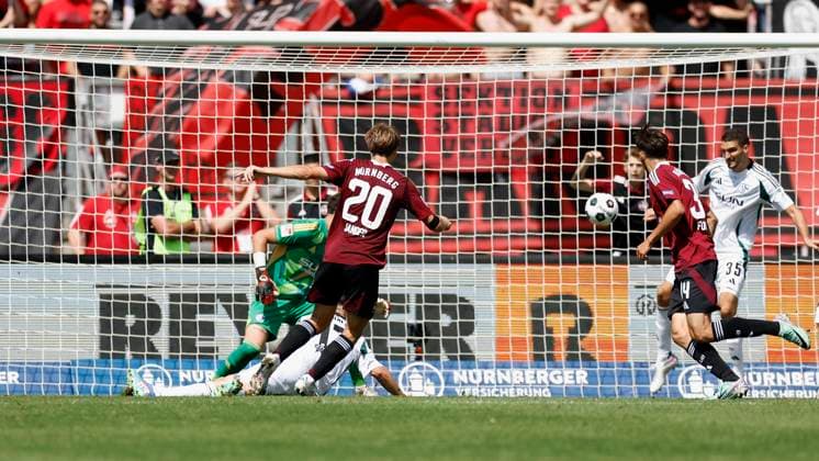Caspar Jander 1 FC Nuernberg, 20 Goal scored, scores the goal to 2 1, celebrate the goal, Adrian Gantenbein Schalke, 17 comes too late 10 08 2024, Football, 2 Bundesliga, 2 Matchday, 1 FC Nuernberg FC Schalke 04, GER, Nuernberg, Max Morlock Stadion, DFL REGULATIONS PROHIBIT ANY USE OF PHOTOGRAPHS AS IMAGE SEQUENCES AND OR QUASI VIDEO Copyright: HMBxMedia xHeikoxBecker