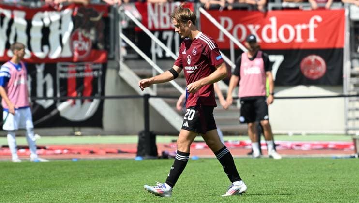 10 08 2024 Soccer Season 2024 2025 2 Soccer Bundesliga 02 Matchday 1 FC Nürnberg FCN Club FC Schalke 04 S04 Knappen Sportfoto Zink xwoxzix DFL regulations prohibit any use of photographs as image sequences and or quasi video only for editorial use Caspar Jander 20, 1 FC Nürnberg FCN leaves the pitch after yellow red card sending off