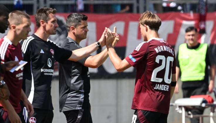 10 08 2024 Soccer Season 2024 2025 2 Soccer Bundesliga 02 Matchday 1 FC Nürnberg FCN Club FC Schalke 04 S04 Knappen Sportfoto Zink xwoxzix DFL regulations prohibit any use of photographs as image sequences and or quasi video only for editorial use Caspar Jander 20, 1 FC Nürnberg FCN leaves the pitch after yellow red card sending off Miroslav Klose Coach 1 FC Nürnberg FCN Jens Bauer Co Coach 1 FC Nürnberg FCN Caspar Jander 20, 1 FC Nürnberg FCN