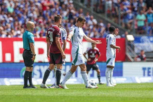 10 08 2024, Football, Season 2024 2025, 2 Bundesliga, 2 Matchday, 1 FC Nuremberg FC Schalke 04, Ron Schallenberg FC Schalke 04 walks off the pitch after being sent off Nuremberg Max Morlock Stadion Bayern Germany xRHR PHOTO TRx Copyright: TimxRehbein RHR-FOTOx RHR-FOTO TR