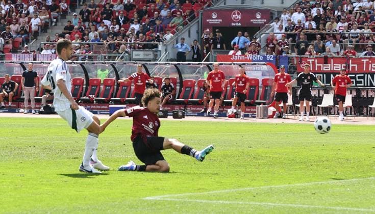 10 08 2024 Soccer Season 2024 2025 2 Soccer Bundesliga 02 Matchday 1 FC Nürnberg FCN Club FC Schalke 04 S04 Knappen Sportfoto Zink DaMa xdaxmax DFL regulations prohibit any use of photographs as image sequences and or quasi video only for editorial use Tor Treffer Torschuß zum 3 1 Torschütze Rafael Lubach 18, 1 FC Nürnberg FCN