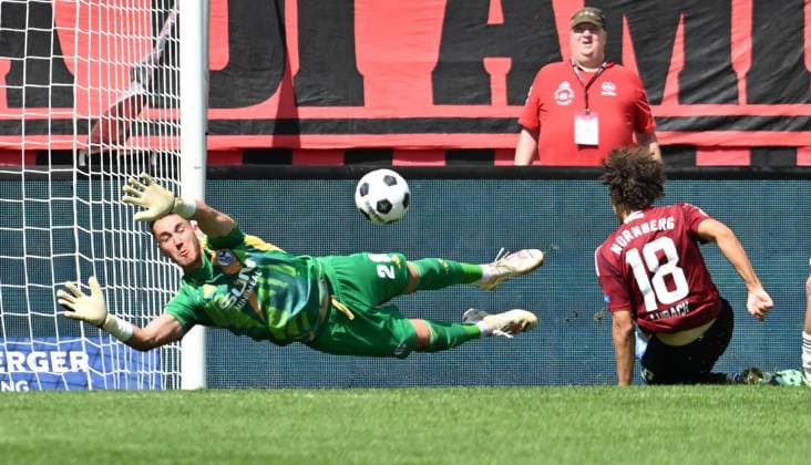 10 08 2024 Soccer Season 2024 2025 2 Soccer Bundesliga 02 Matchday 1 FC Nürnberg FCN Club FC Schalke 04 S04 Knappen Sportfoto Zink xwoxzix DFL regulations prohibit any use of photographs as image sequences and or quasi video only for editorial use Rafael Lubach 18, 1 FC Nürnberg FCN erzielt Treffer Tor Torschuß zum 3 1 gegen Justin Heekeren 28, FC Schalke 04 S04