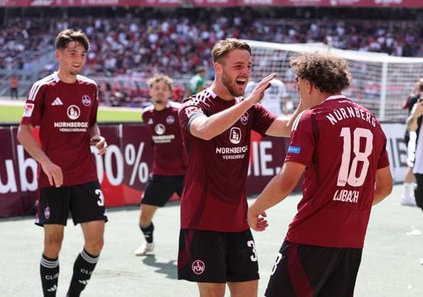10 08 2024 Soccer Season 2024 2025 2 Soccer Bundesliga 02 Matchday 1 FC Nürnberg FCN Club FC Schalke 04 S04 Knappen Sportfoto Zink DaMa xdaxmax DFL regulations prohibit any use of photographs as image sequences and or quasi video only for editorial use Jubel Freude Torjubel nach Tor zum 3 1 Rafael Lubach 18, 1 FC Nürnberg FCN und Mannschaft Team jubelt freut sich Torschütze Rafael Lubach 18, 1 FC Nürnberg FCN