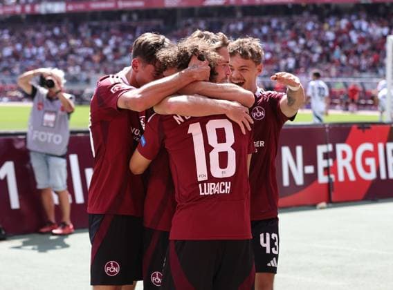 10 08 2024 Soccer Season 2024 2025 2 Soccer Bundesliga 02 Matchday 1 FC Nürnberg FCN Club FC Schalke 04 S04 Knappen Sportfoto Zink DaMa xdaxmax DFL regulations prohibit any use of photographs as image sequences and or quasi video only for editorial use Jubel Freude Torjubel nach Tor zum 3 1 Rafael Lubach 18, 1 FC Nürnberg FCN und Mannschaft Team jubelt freut sich Torschütze Rafael Lubach 18, 1 FC Nürnberg FCN