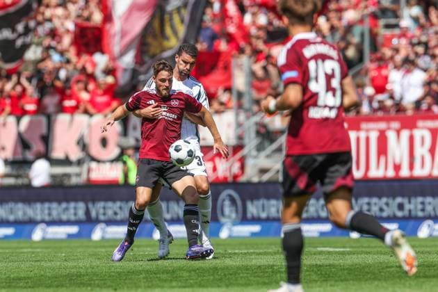10 08 2024, Football, Season 2024 2025, 2 Bundesliga, 2 Matchday, 1 FC Nürnberg FC Schalke 04, f l Lukas Schleimer 1 FC Nürnberg , Marcin Kaminski FC Schalke 04 Nürnberg Max Morlock Stadion Bayern Germany xRHR PHOTO TRx Copyright: TimxRehbein RHR-FOTOx RHR-FOTO TR