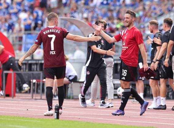 10 08 2024 Soccer Season 2024 2025 2 Soccer Bundesliga 02 Matchday 1 FC Nürnberg FCN Club FC Schalke 04 S04 Knappen Sportfoto Zink DaMa xdaxmax DFL regulations prohibit any use of photographs as image sequences and or quasi video only for editorial use Jubel Freude nach Spielende Florian Pick 7, 1 FC Nürnberg FCN Lukas Schleimer 36, 1 FC Nürnberg FCN klatschen ab