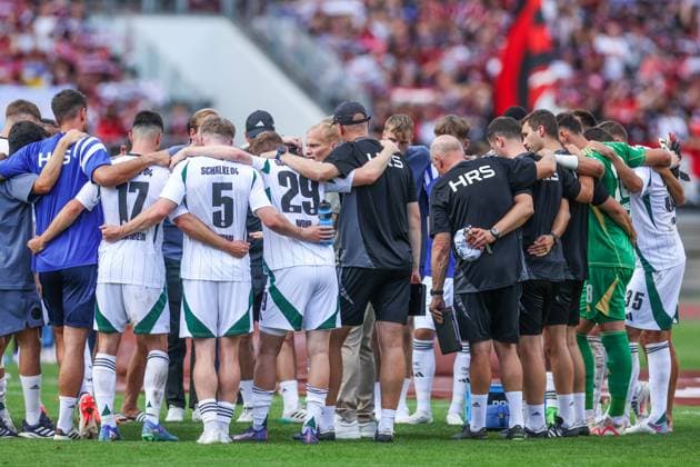 10 08 2024, Football, Season 2024 2025, 2 Bundesliga, 2 Matchday, 1 FC Nuremberg FC Schalke 04, Head coach Karel Geraerts FC Schalke 04 speaks to his team Nuremberg Max Morlock Stadion Bayern Germany xRHR PHOTO TRx Copyright: TimxRehbein RHR-FOTOx RHR-FOTO TR