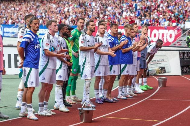 10 08 2024, Football, Season 2024 2025, 2 Bundesliga, 2 Matchday, 1 FC Nuremberg FC Schalke 04, FC Schalke 04 team stands disappointed in front of the fans Nuremberg Max Morlock Stadium Bayern Germany xRHR PHOTO TRx Copyright: TimxRehbein RHR-FOTOx RHR-FOTO TR