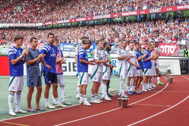10 08 2024, Football, Season 2024 2025, 2 Bundesliga, 2 Matchday, 1 FC Nuremberg FC Schalke 04, FC Schalke 04 team stands disappointed in front of the fans Nuremberg Max Morlock Stadium Bayern Germany xRHR PHOTO TRx Copyright: TimxRehbein RHR-FOTOx RHR-FOTO TR
