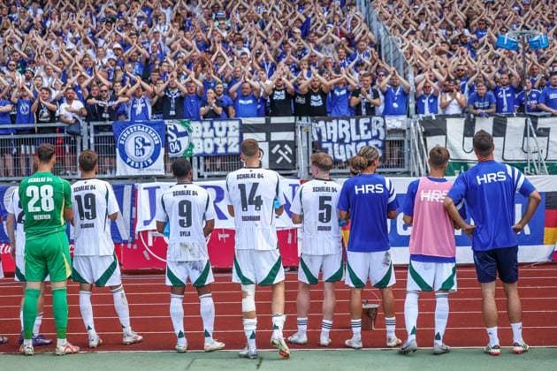 10 08 2024, Football, Season 2024 2025, 2 Bundesliga, 2 Matchday, 1 FC Nuremberg FC Schalke 04, FC Schalke 04 team stands disappointed in front of the fans Nuremberg Max Morlock Stadium Bayern Germany xRHR PHOTO TRx Copyright: TimxRehbein RHR-FOTOx RHR-FOTO TR