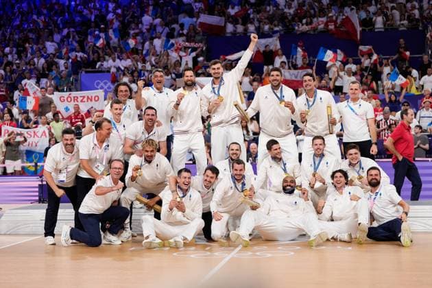 Paris 2024 - France Wins Gold In Volleyball Gold medallists France s players celebrate on the podium during the award ceremony for the men s volleyball gold medal match between France and Poland during the Paris 2024 Olympic Games, Olympische Spiele, Olympia, OS at the South Paris Arena 1 in Paris, France on August 10, 2024. Photo by Nicolas Gouhier ABACAPRESS.COM Paris France  Copyright: xNicolasxGouhier ABACAx
