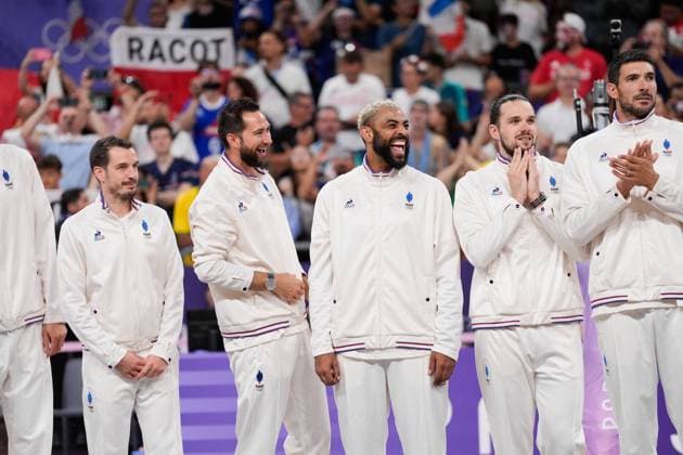 Paris 2024 - France Wins Gold In Volleyball Gold medallists France s players celebrate on the podium during the award ceremony for the men s volleyball gold medal match between France and Poland during the Paris 2024 Olympic Games, Olympische Spiele, Olympia, OS at the South Paris Arena 1 in Paris, France on August 10, 2024. Photo by Nicolas Gouhier ABACAPRESS.COM Paris France  Copyright: xNicolasxGouhier ABACAx