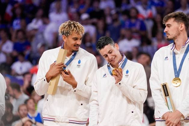 Paris 2024 - France Wins Gold In Volleyball Gold medallists France s players celebrate on the podium during the award ceremony for the men s volleyball gold medal match between France and Poland during the Paris 2024 Olympic Games, Olympische Spiele, Olympia, OS at the South Paris Arena 1 in Paris, France on August 10, 2024. Photo by Nicolas Gouhier ABACAPRESS.COM Paris France  Copyright: xNicolasxGouhier ABACAx