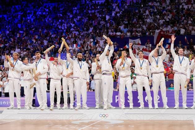 Paris 2024 - France Wins Gold In Volleyball Gold medallists France s players celebrate on the podium during the award ceremony for the men s volleyball gold medal match between France and Poland during the Paris 2024 Olympic Games, Olympische Spiele, Olympia, OS at the South Paris Arena 1 in Paris, France on August 10, 2024. Photo by Nicolas Gouhier ABACAPRESS.COM Paris France  Copyright: xNicolasxGouhier ABACAx